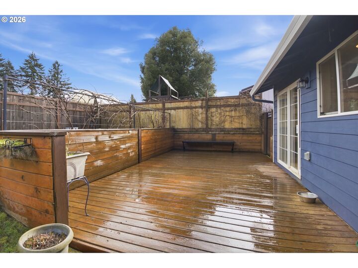 Property Photo:  390 SW Ash St  OR 97396 