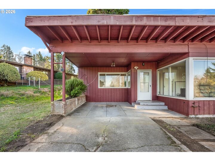 Property Photo: 2665 Hillcrest Dr OR 97068