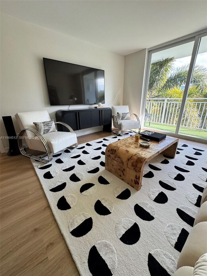 Property Photo:  1045 10th St 302  FL 33139 