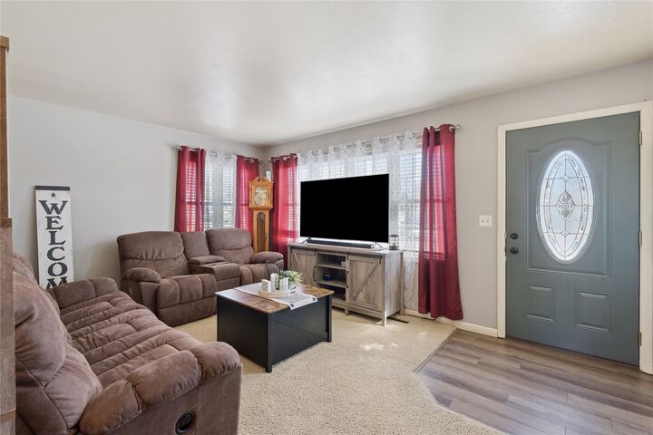 Property Photo:  409 Hazel Street  IA 50219 