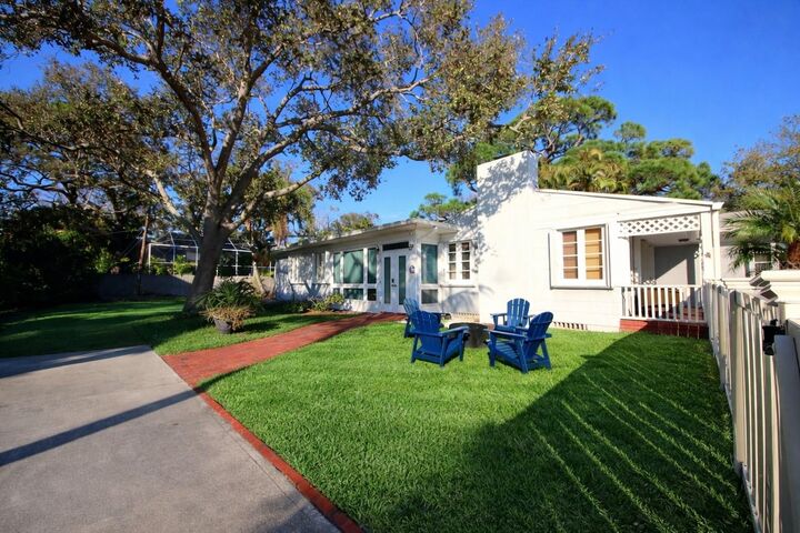 Property Photo:  220 Lyndhurst Street  FL 34698 