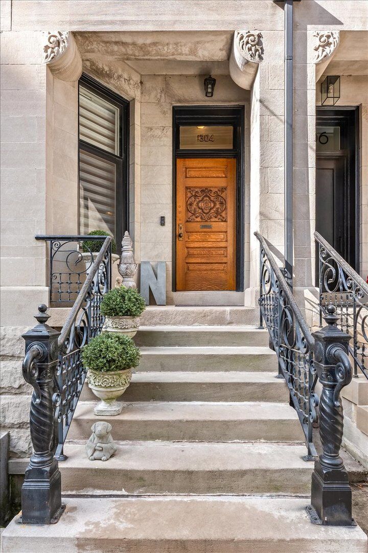 Property Photo: 1304 N Ritchie Court IL 60610