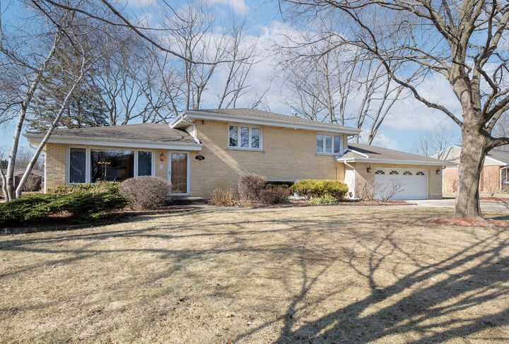 Property Photo:  570 Woodview Avenue  IL 60007 