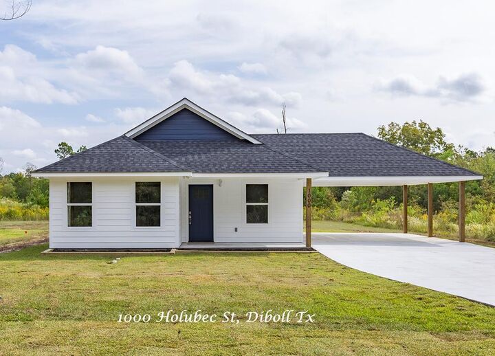 Property Photo:  1000 Holubec Street  TX 75941 
