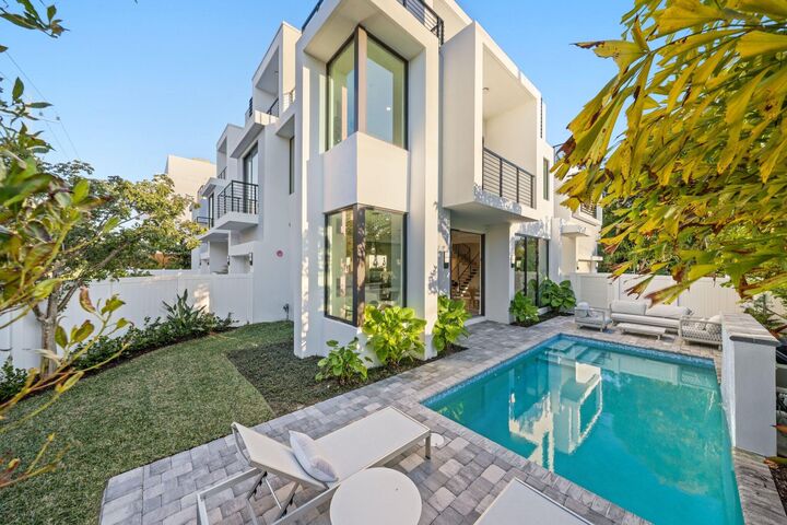 Property Photo:  201 SE 4th Avenue  FL 33483 