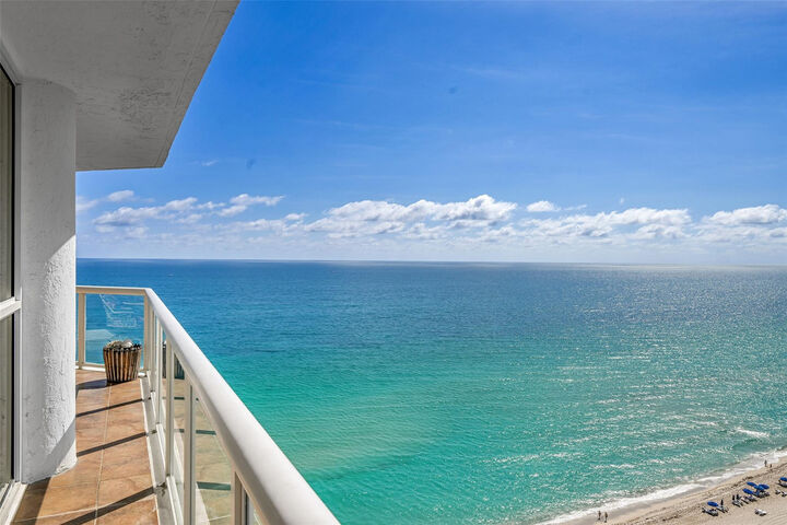 Property Photo:  16425 Collins Avenue 2011  FL 33160 