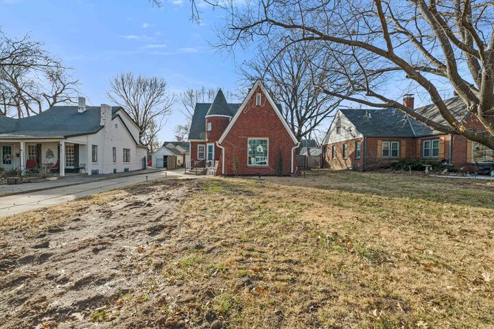 Property Photo:  153 N Parkwood Ln  KS 67208 