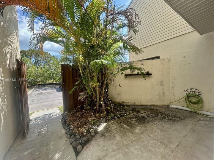 Property Photo:  645 Executive Center Dr R101  FL 33401 