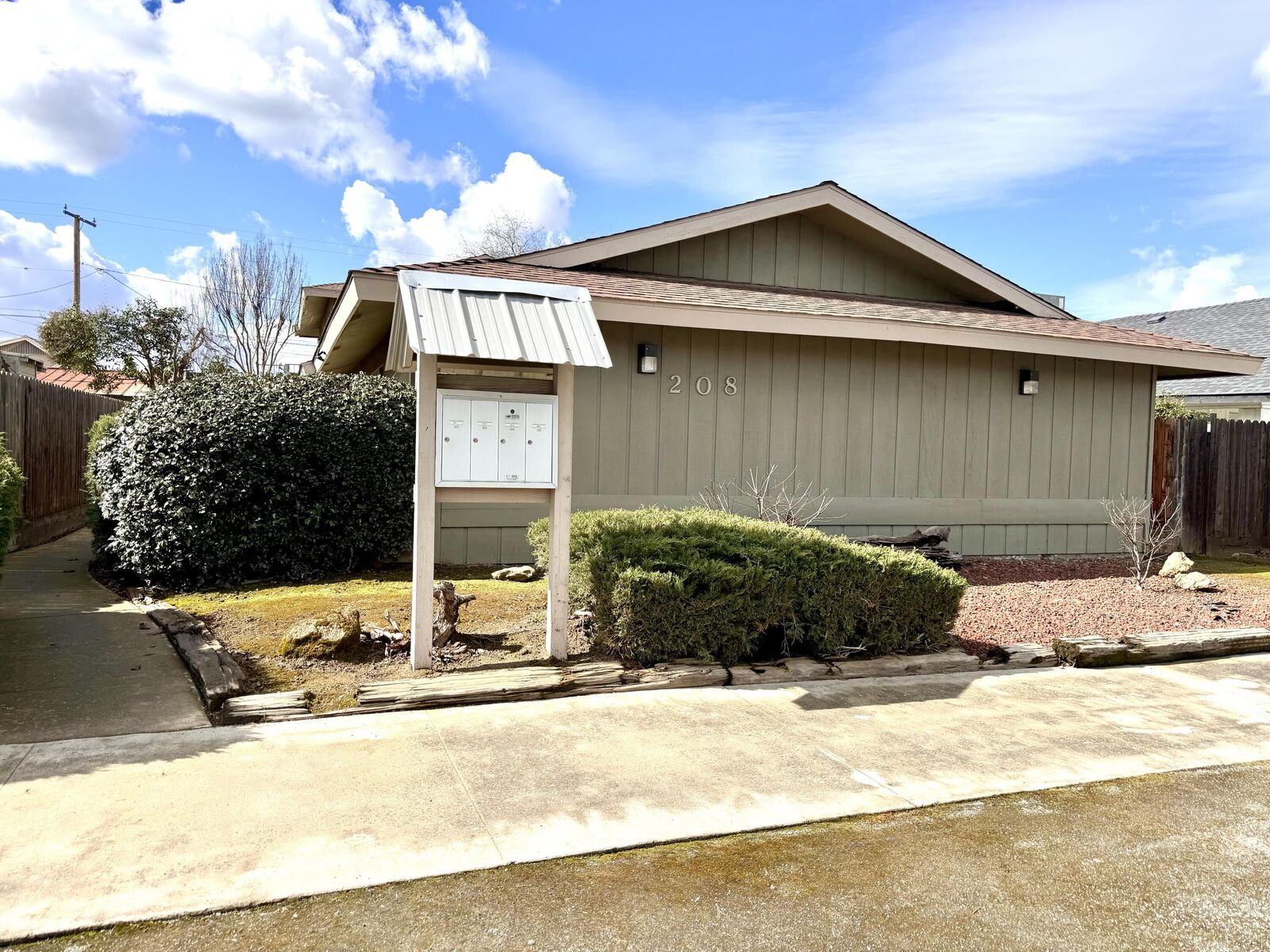 Property Photo: 208 N B Street CA 93221