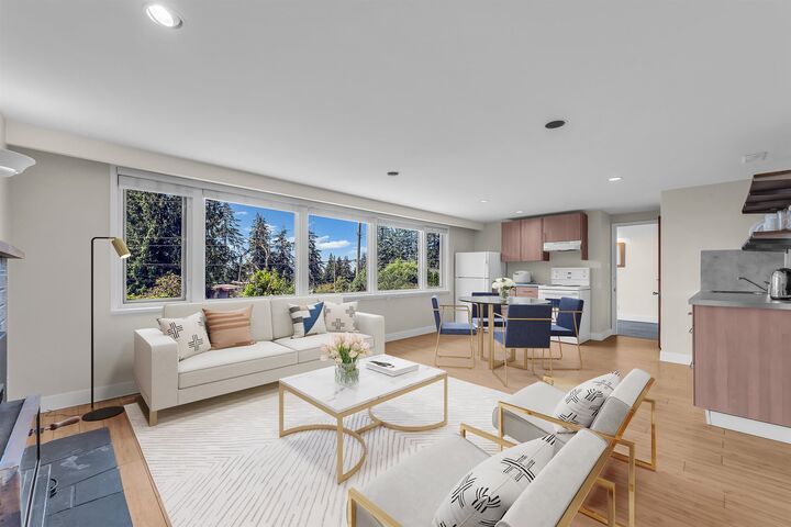 Property Photo: 472 Crestwood Avenue BC V7N 3C3