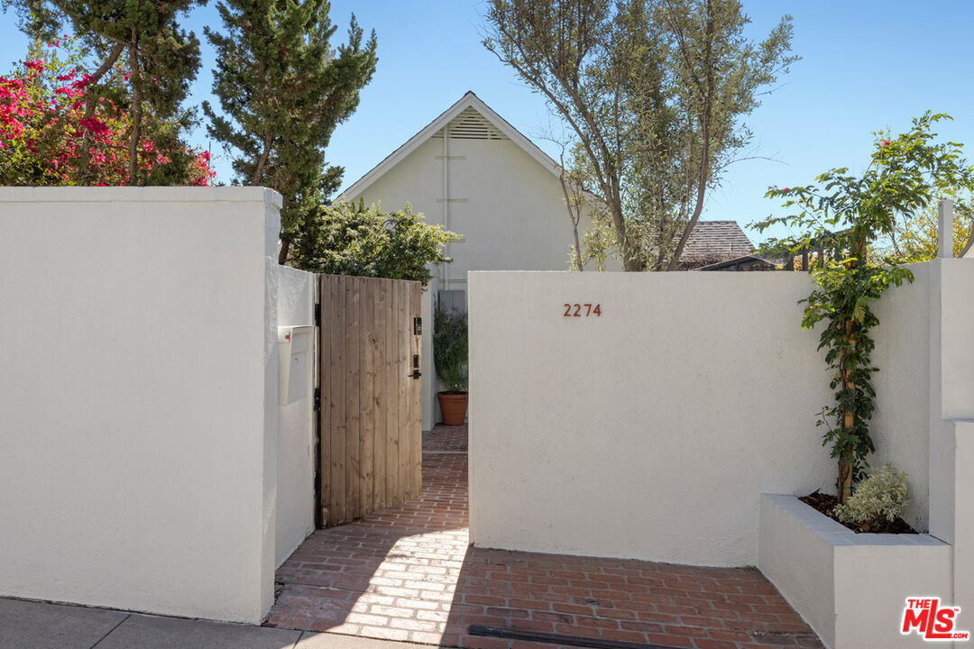 Property Photo:  2274 Cove Ave  CA 90039 