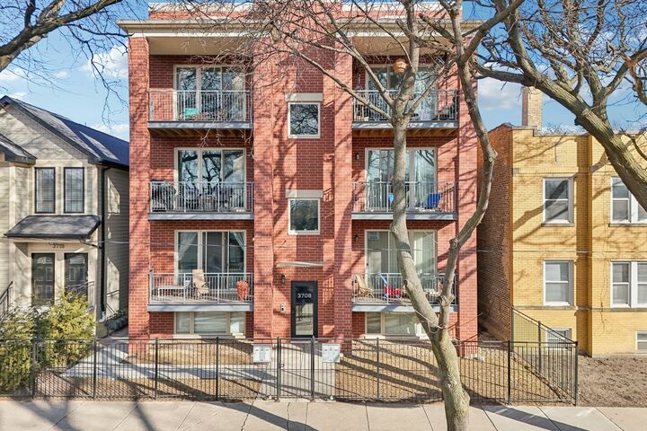 Property Photo:  3708 W Cornelia Avenue 1E  IL 60618 