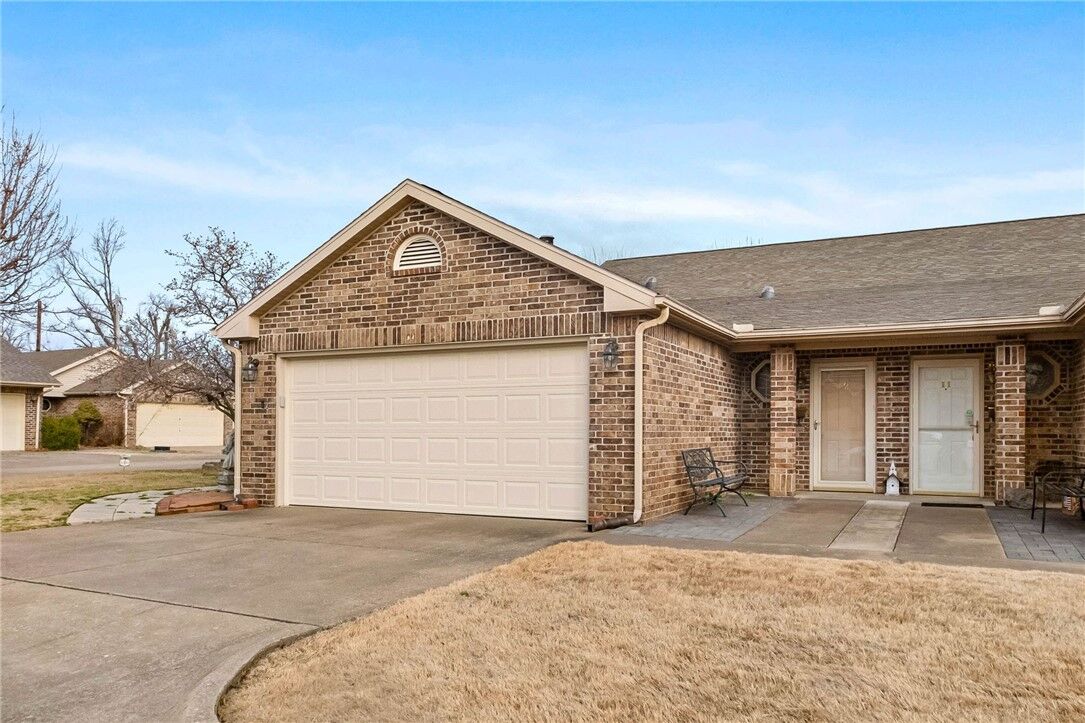 Property Photo:  1020 W Cypress Street  AR 72756 