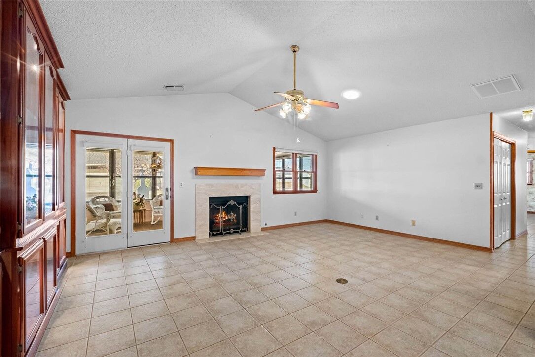 Property Photo: 1020 W Cypress Street AR 72756