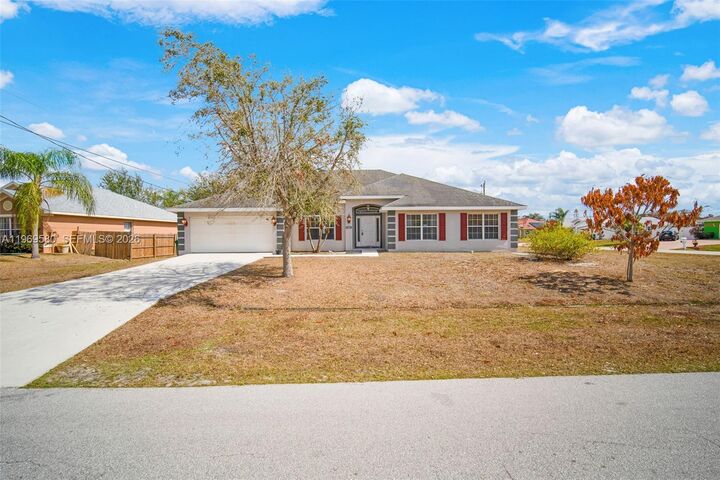 Property Photo: 6762 NW Daffodil Ln FL 34983