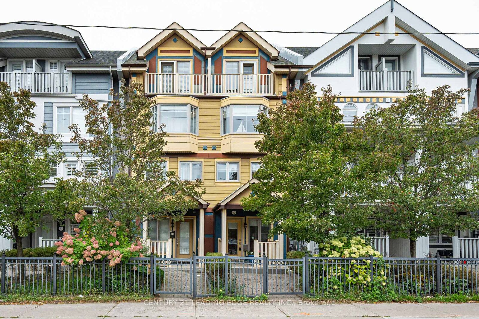 Photo de la propriété:  82 Woodbine Avenue  ON M4L 2A2 