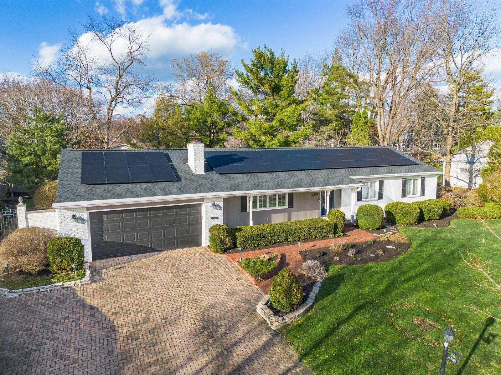 Property Photo: 2200 Nayland Road OH 43220