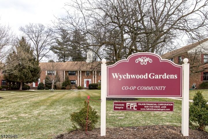 Property Photo:  39 Sandra Circle B 4  NJ 07090 