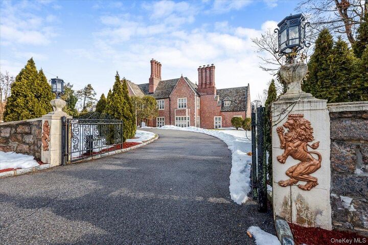 Property Photo:  8 Eastway  NY 10708 