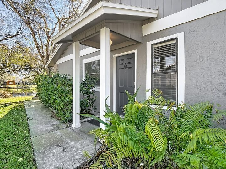 Property Photo:  10121 Lake Oak Circle  FL 33624 