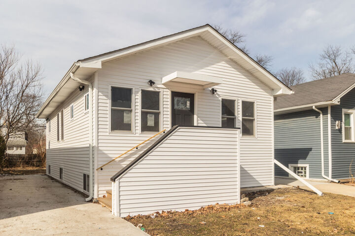 Property Photo:  1924 S 17th Avenue  IL 60153 