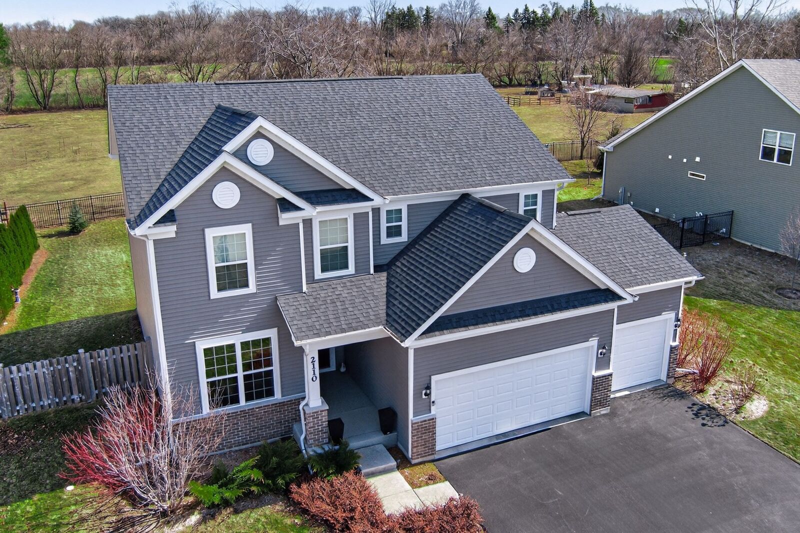 Property Photo:  2110 Silver Leaf Drive  IL 60042 