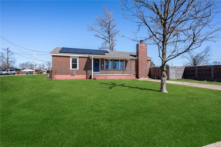 Property Photo:  805 W Norwood Street  AR 72756 