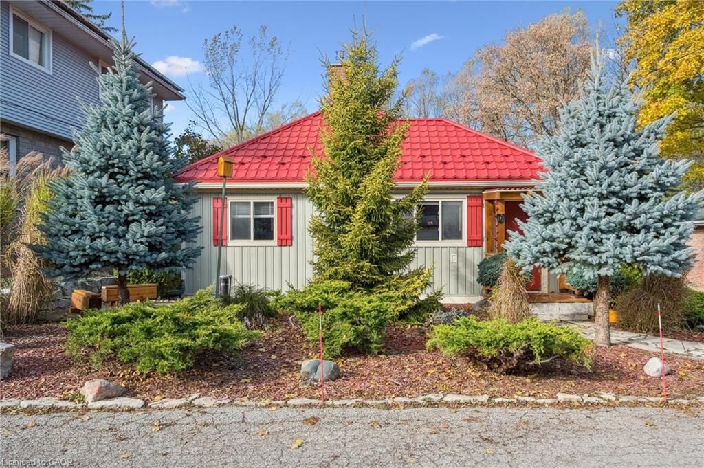 Property Photo: 32 Holly Trail ON N3C 2V4
