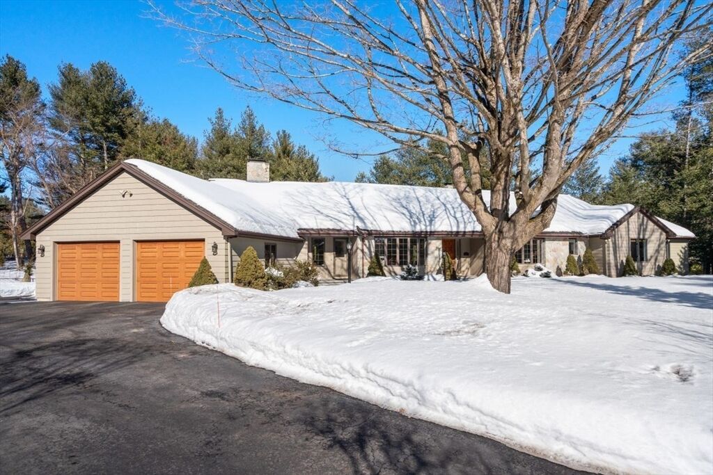 Property Photo: 11 Wyncrest Circle MA 01810