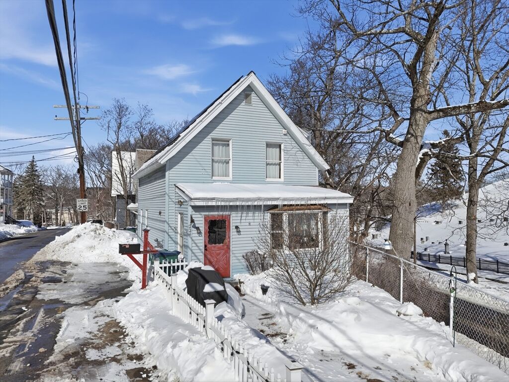 Property Photo:  224 Rollstone St  MA 01420 