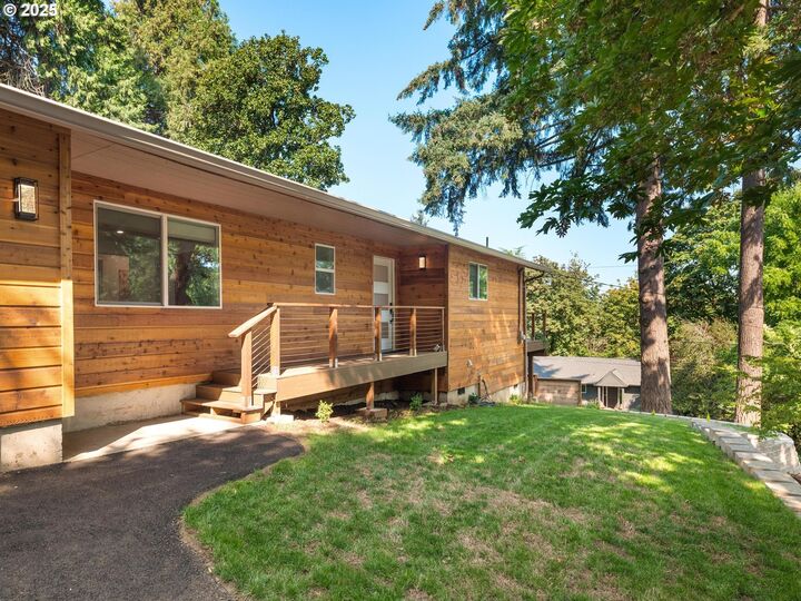 Property Photo:  818 Ash St  OR 97034 