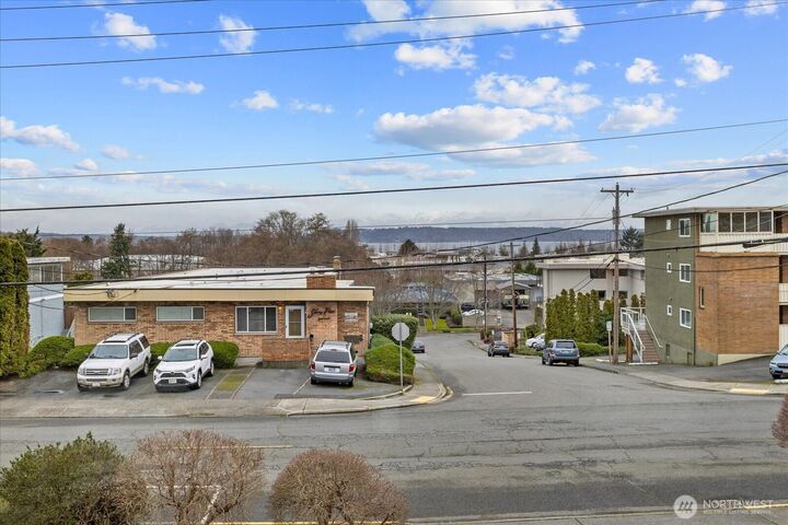 Property Photo:  233  3rd Avenue S 305  WA 98020 