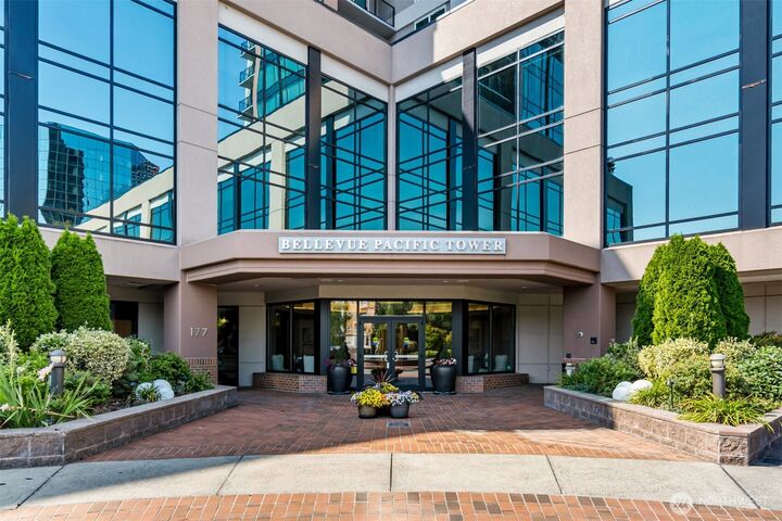 Property Photo:  177  107th Avenue NE 1702  WA 98004 