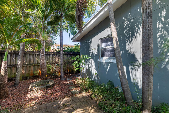 Property Photo:  1009 NE 23rd Drive  FL 33305 