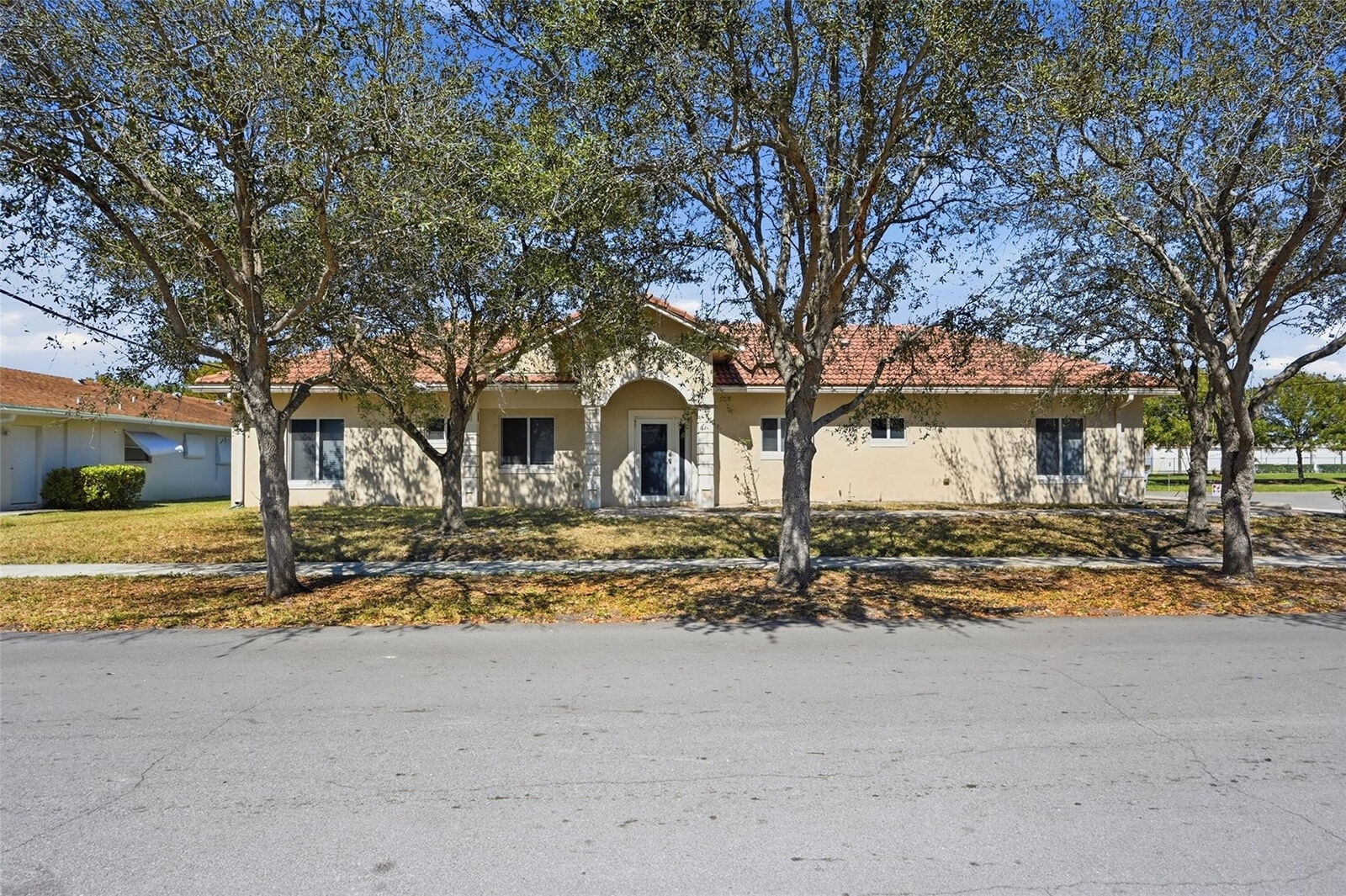 Property Photo:  911 NE 12th Avenue  FL 33060 