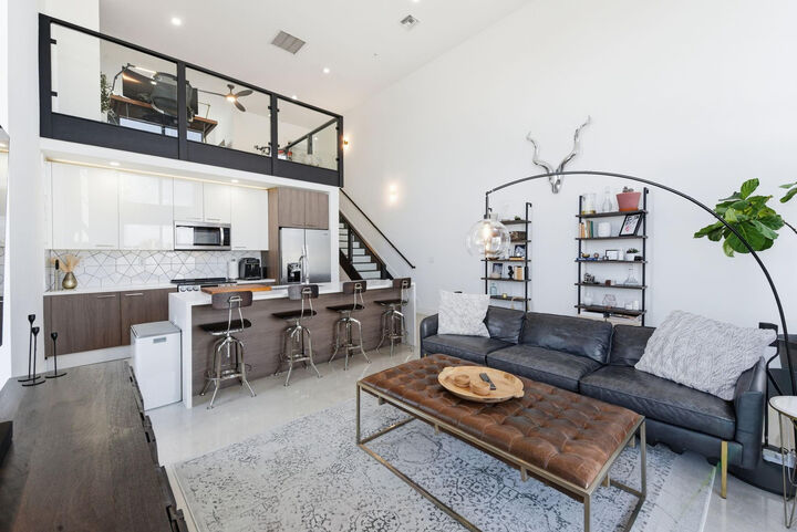 Property Photo: 410 NE 36th Street 9 FL 33334