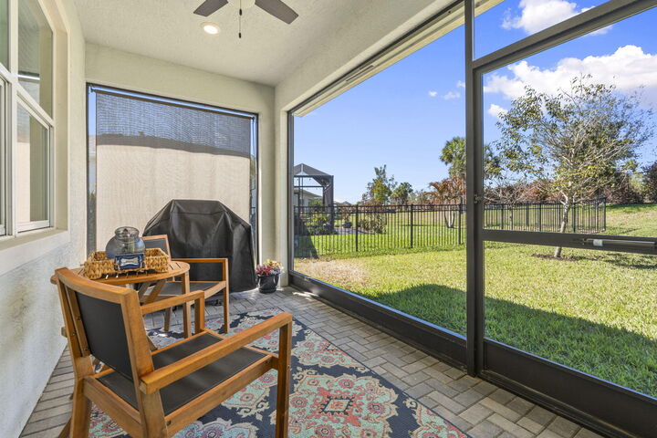 Property Photo: 524 SE Mulberry Way FL 34984