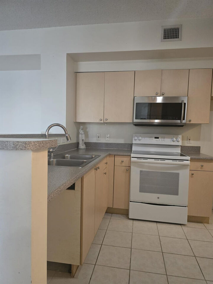 Property Photo: 7970 N Nob Hill Road 205 FL 33321