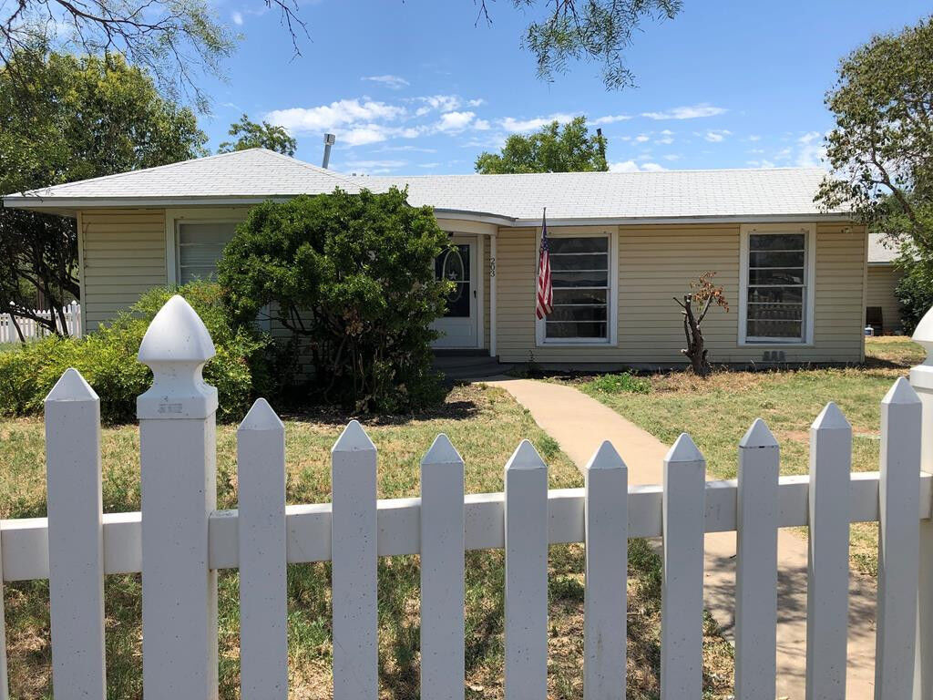 Property Photo: 203 La Salle Drive TX 76903