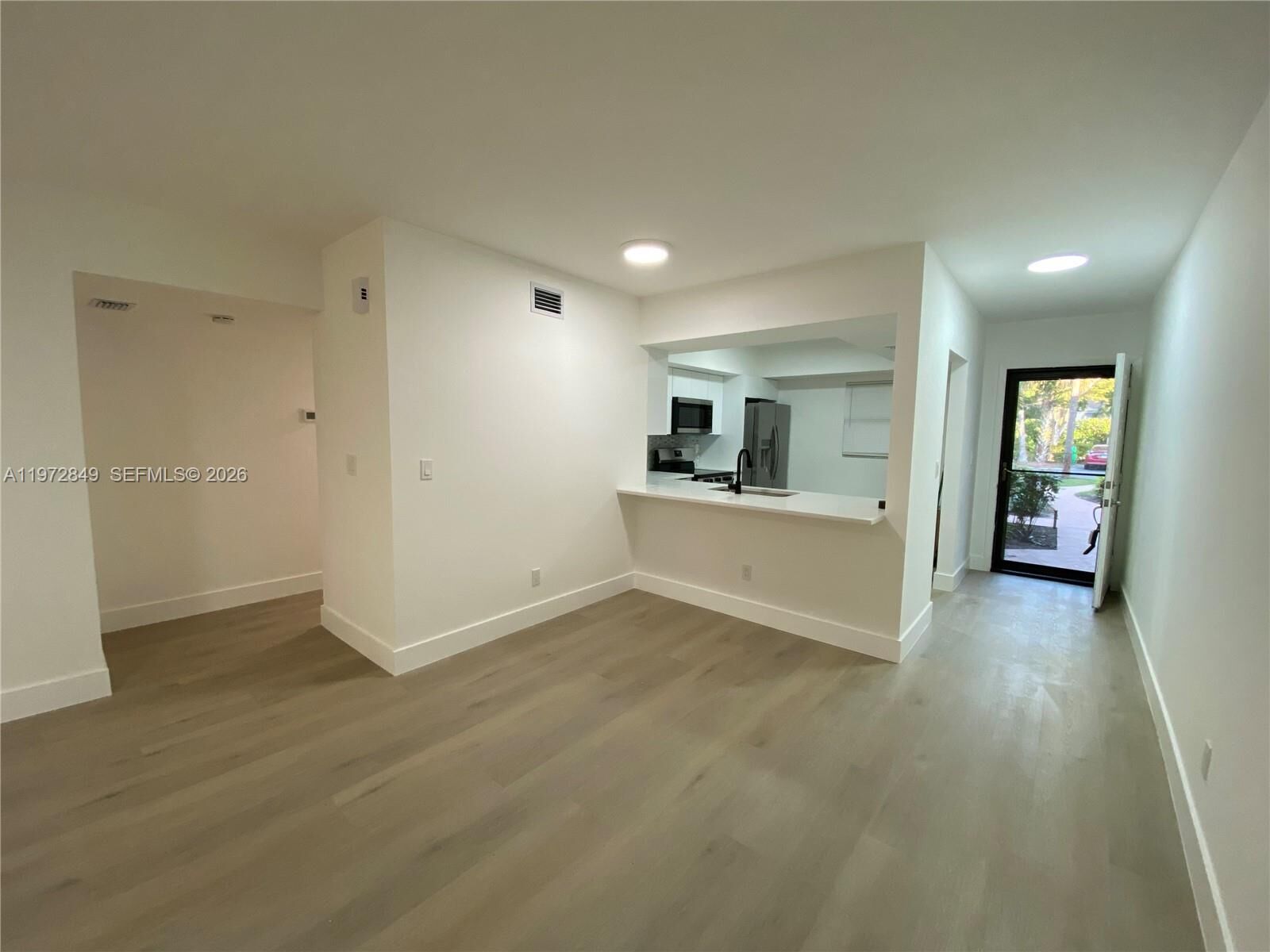 Property Photo: 1765 Courtyard Way 103 FL 33114