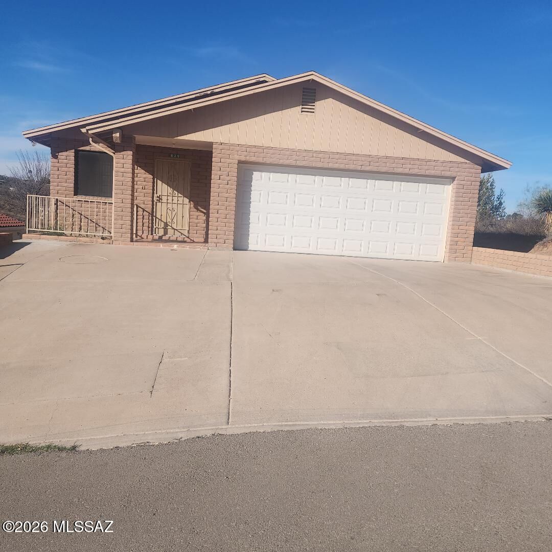 Property Photo: 829 E Calle Esplendor AZ 85621