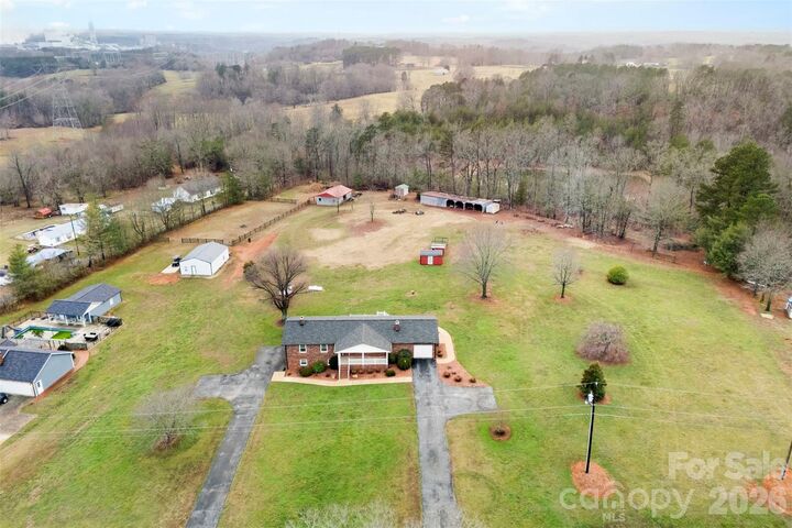 Property Photo: 1118 Lake Houser Road NC 28114