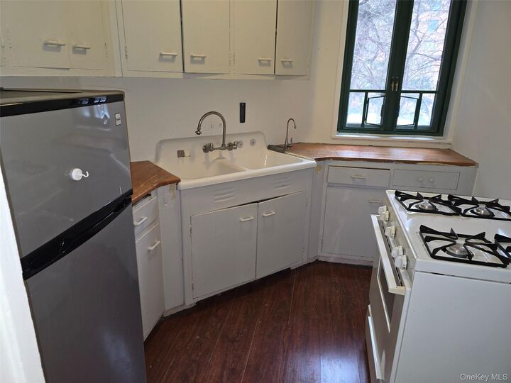 Property Photo: 1530 Metropolitan Avenue 1E NY 10462