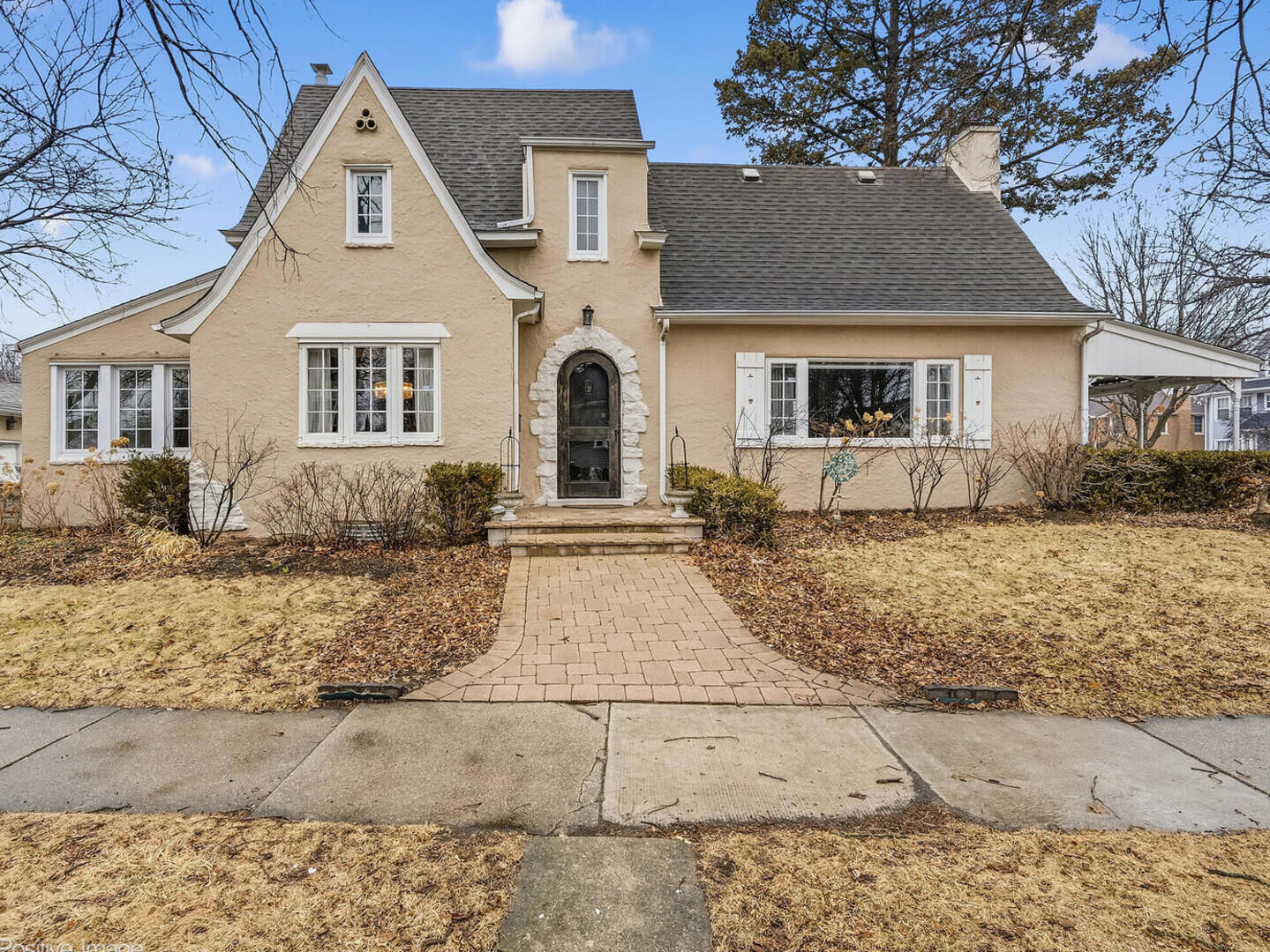 Property Photo:  702 N Catherine Avenue  IL 60526 