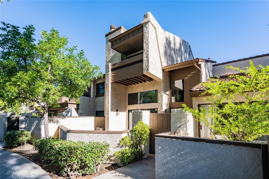 Property Photo:  5800 Owensmouth Avenue 4  CA 91367 