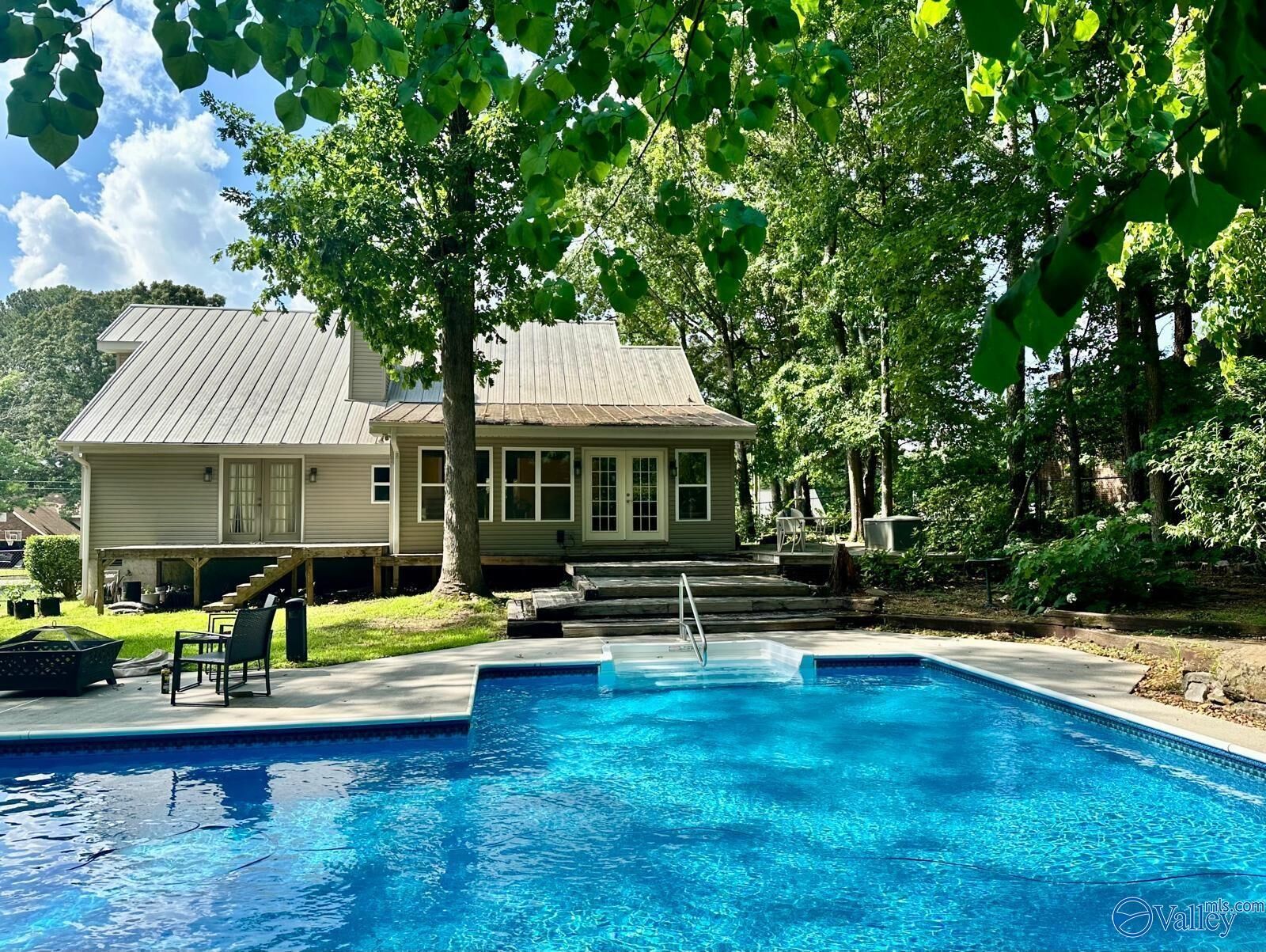 Property Photo:  210 Pin Oak Drive  AL 35758 
