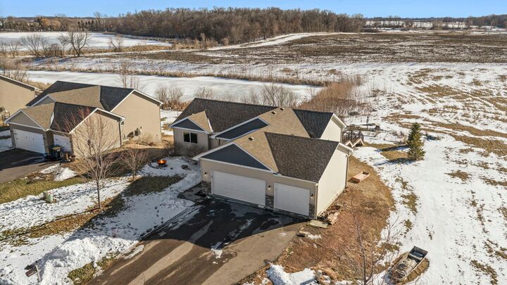 Property Photo:  845 Lakewood Trail  MN 55397 