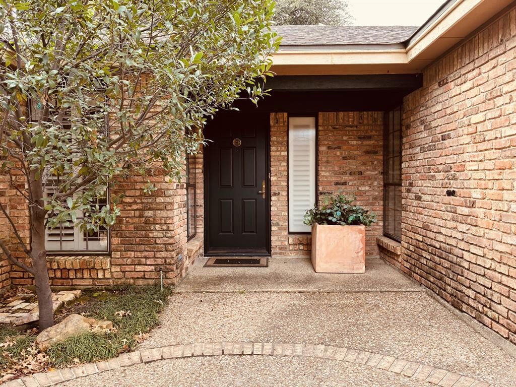 Property Photo: 4309 Hartwood Circle TX 76109