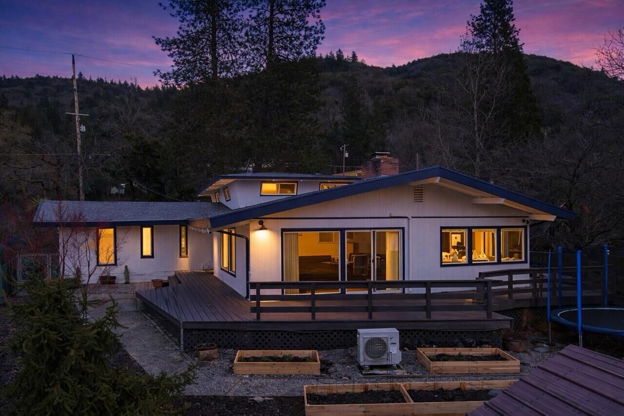 Property Photo: 1305 NE Roseana Drive OR 97526