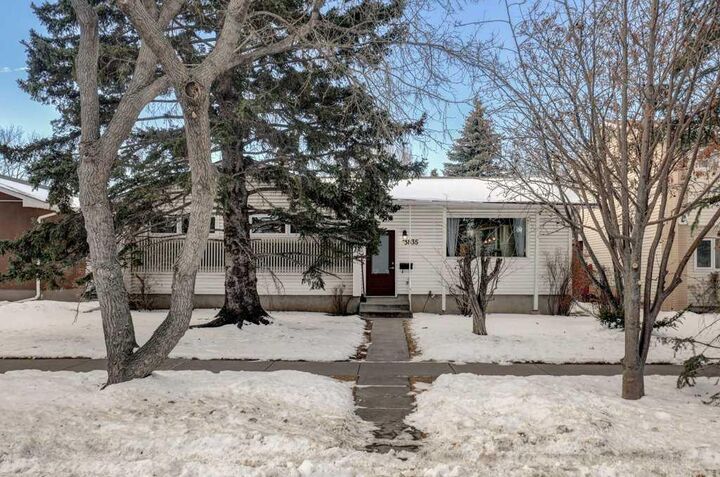Property Photo:  3835 Varsity Drive NW  AB T3A 0Z3 